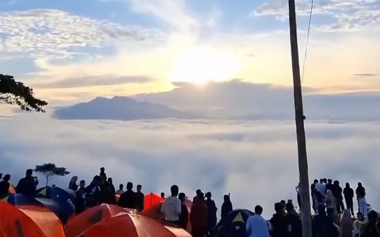 Berasa Negeri Atas Awan, Ini Lokasi dan Cara Reservasi di Bukit Embun yang Jadi Tempat Camping Hits Lampung