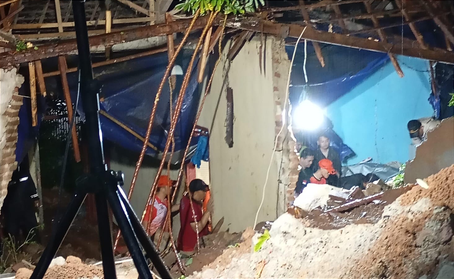 Dampak Hujan Deras di Bandar Lampung, Tiga Warga Tewas, Pasutri di Tanjung Karang Barat Tertimpa Tembok Rumah