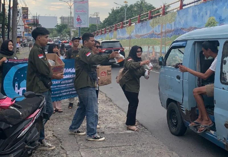 Cari Kegiatan Positif, Himate Teknokrat Bagikan Takjil Gratis Kepada Masyarakat