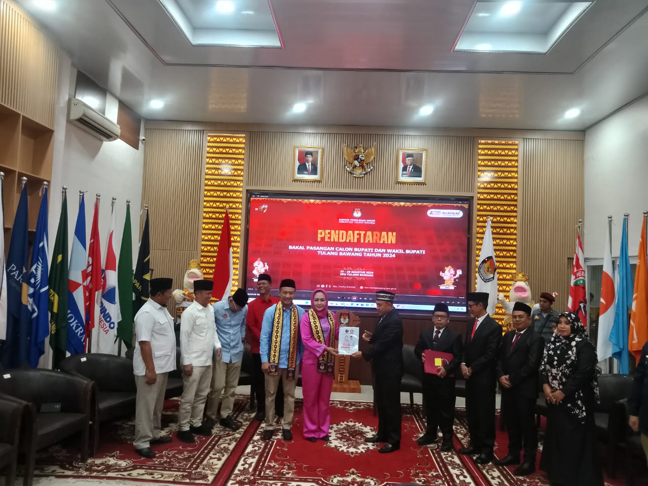 Jadi Pasangan Pertama, Winarti - Reynata Resmi Daftar Pilkada ke KPU Tulang Bawang