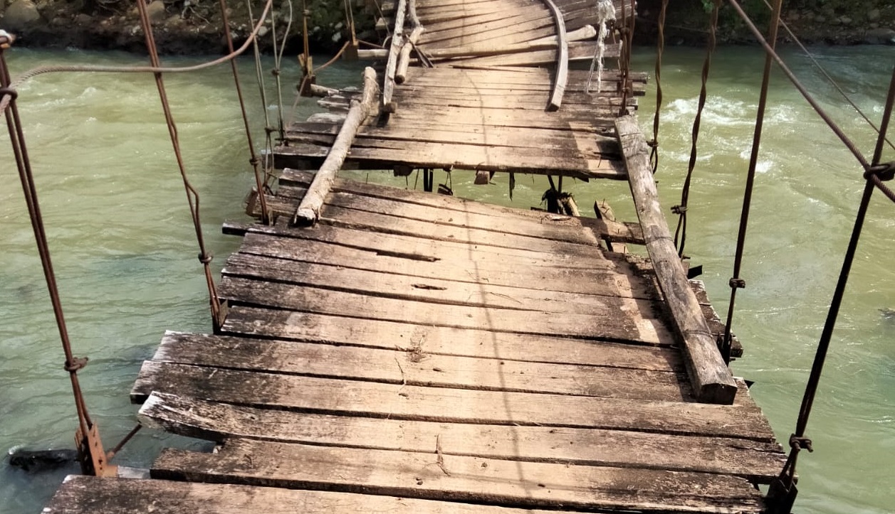 Warga Kampung Jukuh Batu Menjerit, Jembatan Gantung Akses Mereka ke Kebun Rusak Parah dan Terabaikan