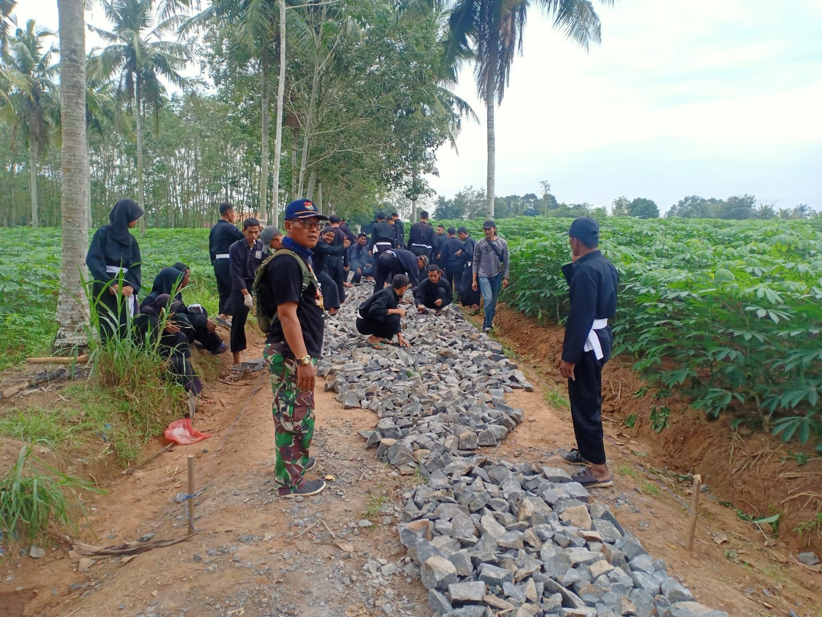 Dukung TMMD ke-113 Kodim 0411/KM, PSHT Ranting Rumbia Bantu Pengerjaan Jalan