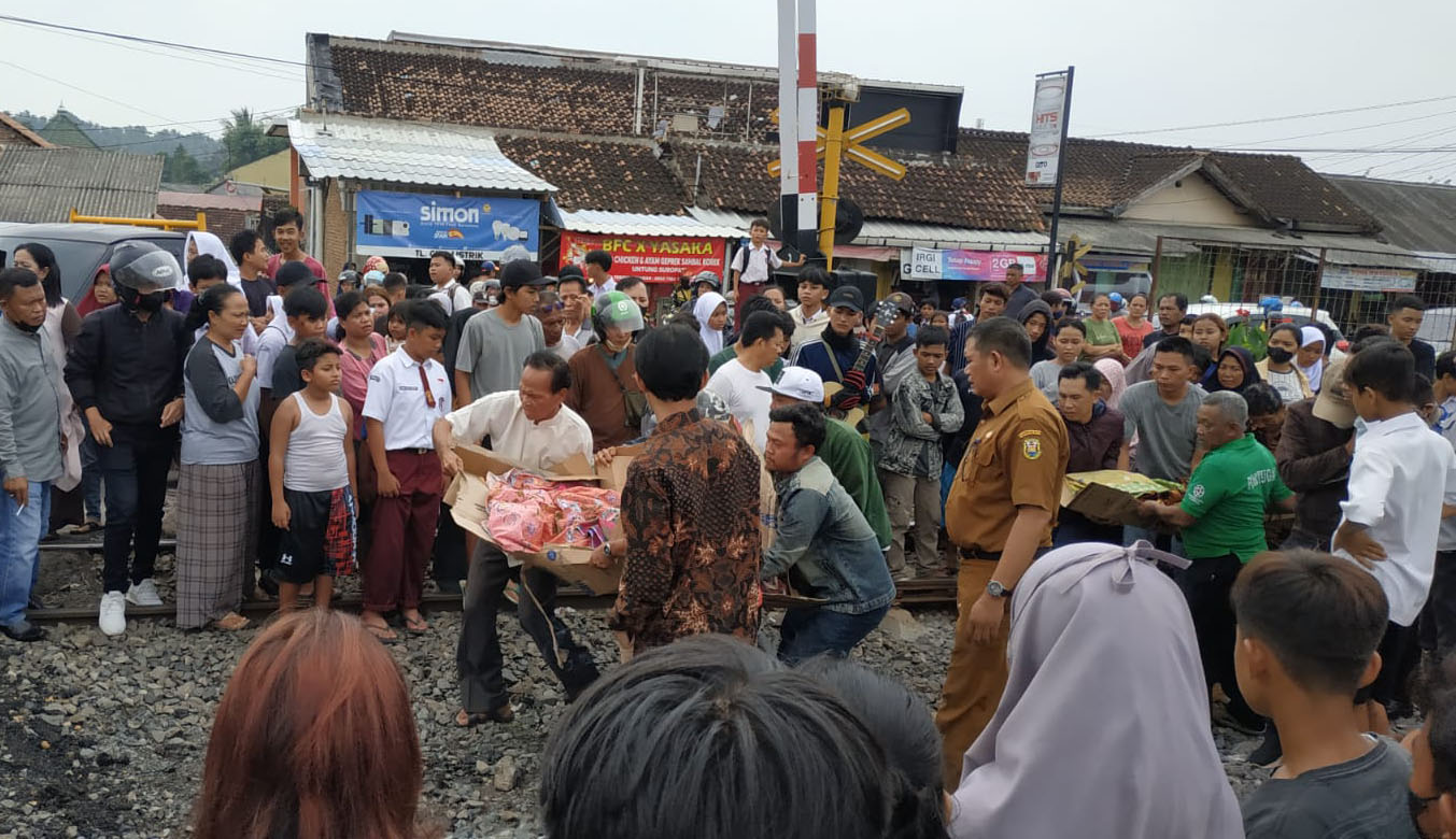 BREAKING NEWS: Siswi SMPN 8 Bandar Lampung Tewas Ditabrak KA