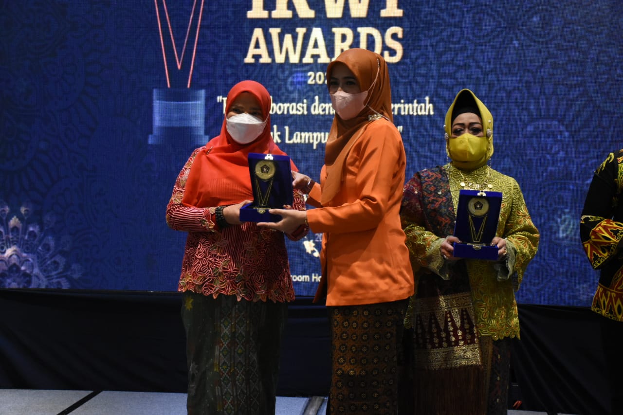 Eva Dwiana Terima Penghargaan Inisiator Geberak Sungai