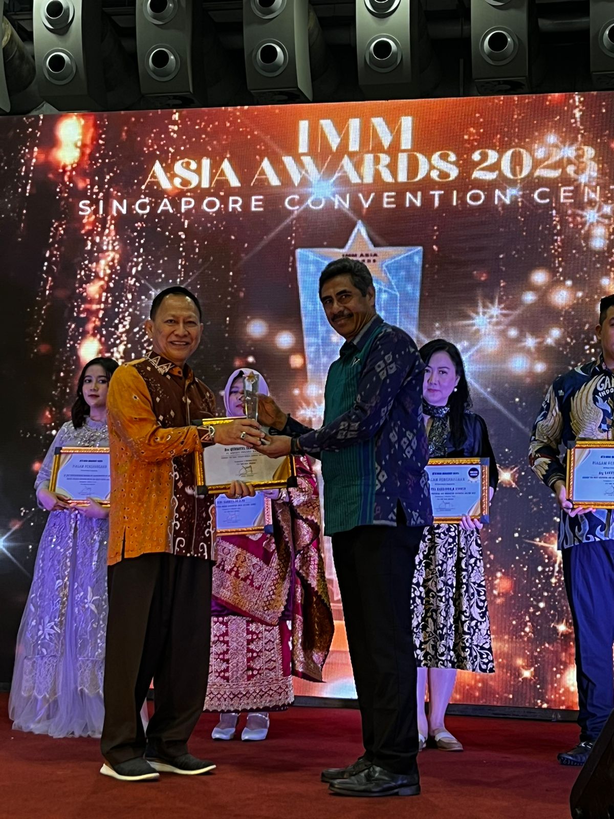 Selamat! Pj Bupati Tulang Bawang Qudrotul Ikhwan Raih Penghargaan Internasional Best Leader Public Service