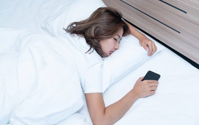 Kenali Sederet Bahaya Tidur Dekat HP, Salah Satunya Bisa Menyebabkan Kanker