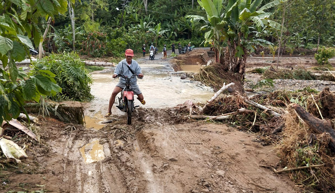 Banjir di Tanggamus, Puluhan Rumah Hanyut, Jalan Penghubung ke Lampung Barat Terputus