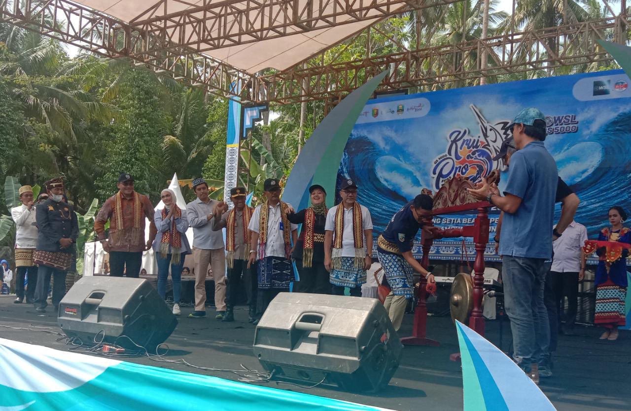Sandiaga Uno Resmi Buka Event WSL Krui Pro 2022