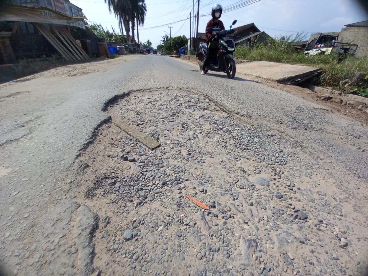 JALAN RUSAK BELUM DIPERBAIKI