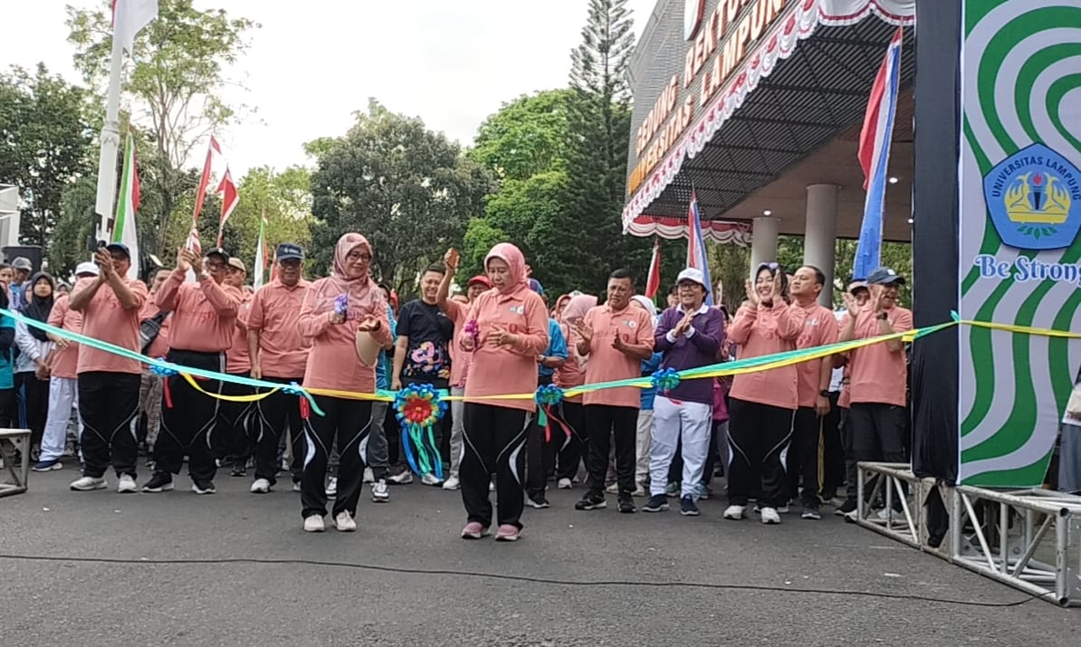 Wakil Rektor Unila Dr Habib Ajak Peserta Jalan Sehat Diesnatalis ke 59 Unila Untuk Bumikan Unila Be Strong