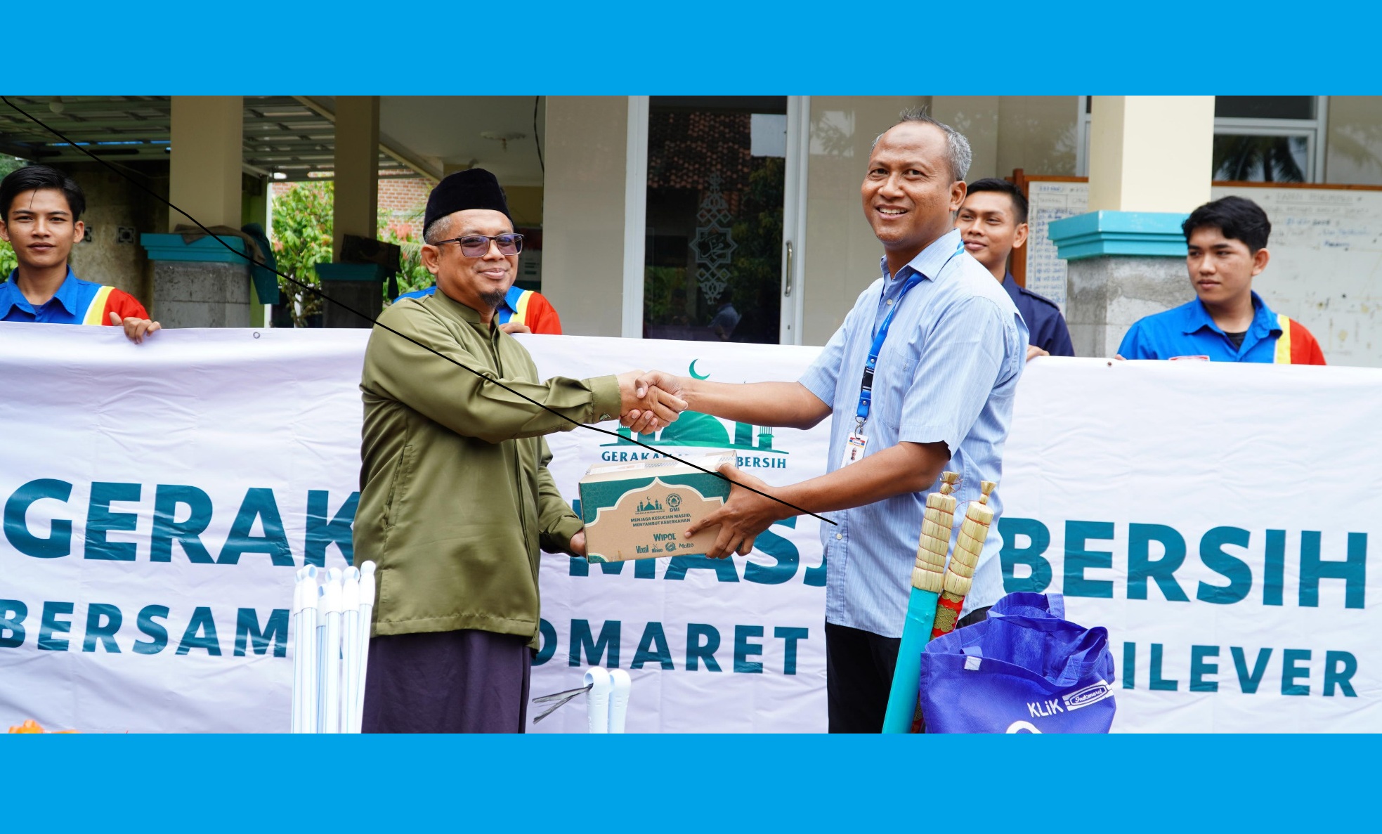 Indomaret dan Unilever Indonesia Bersih-Bersih Masjid Nurul Huda dalam Rangkaian Gerakan Masjid Bersih 2025