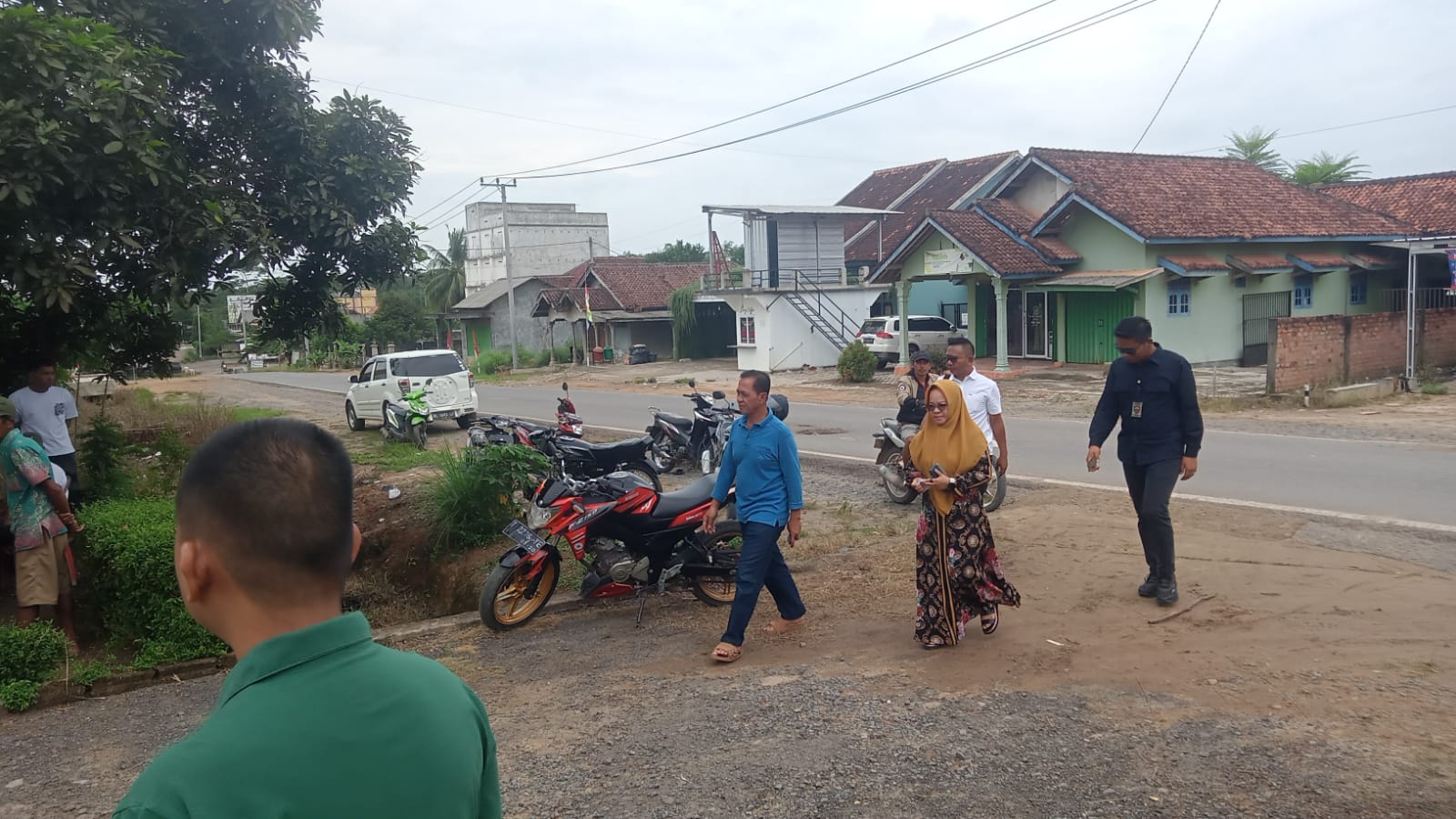 Jalan Kaki 200 Meter ke TPS, Cabup Mesuji Elfianah Disambut Antusias Warga