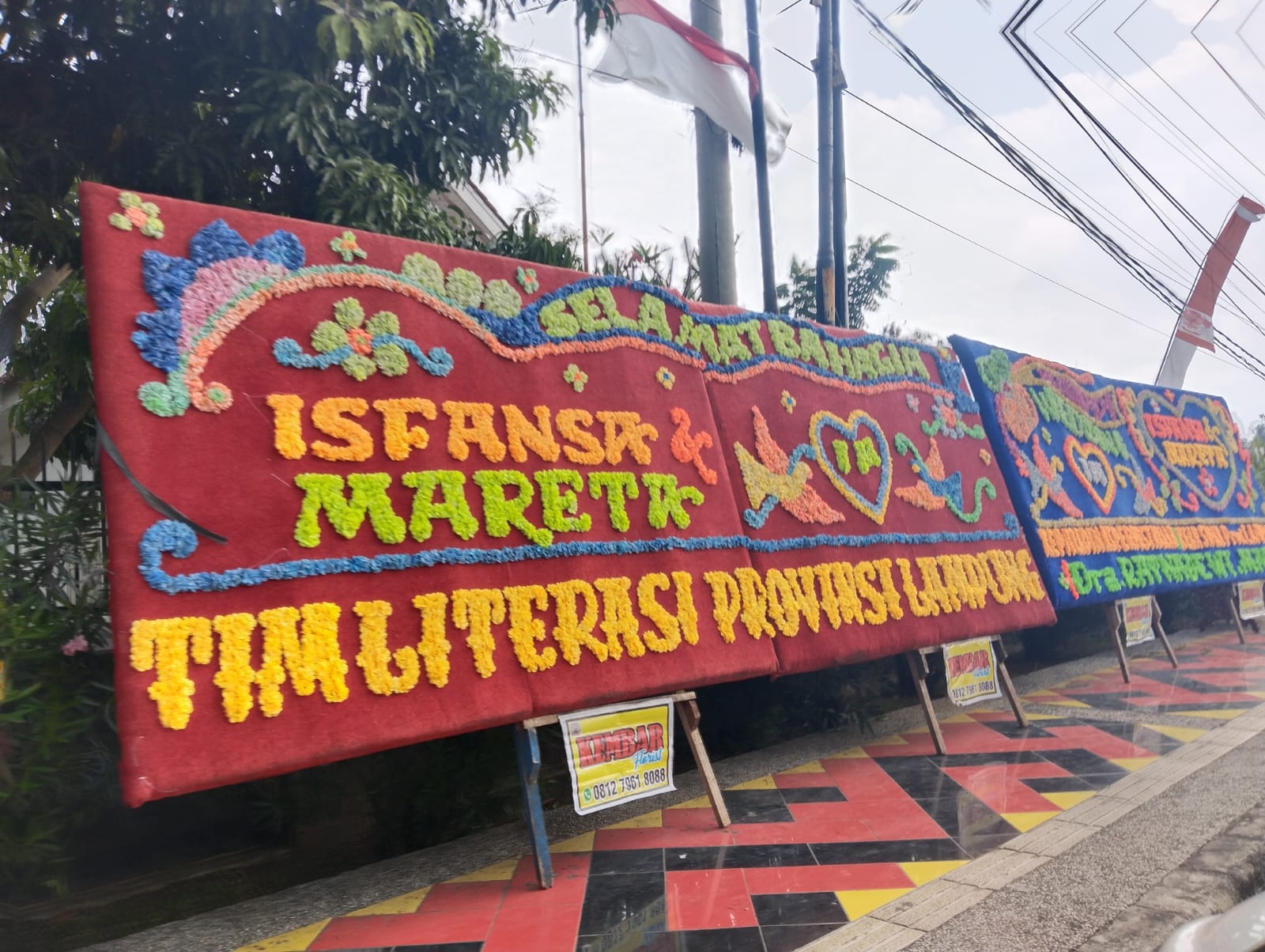 Jelang Pernikahan Anak Gubernur, Papan Bunga Mulai Penuhi Trotoar Jalan Dr. Susilo
