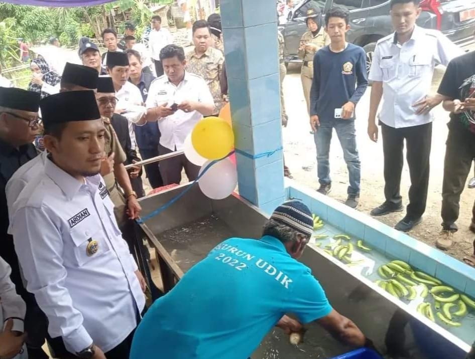 Wabup Ardian Saputra Serahkan Satu Paket Bangsal Pasca Panen dari Kementan RI