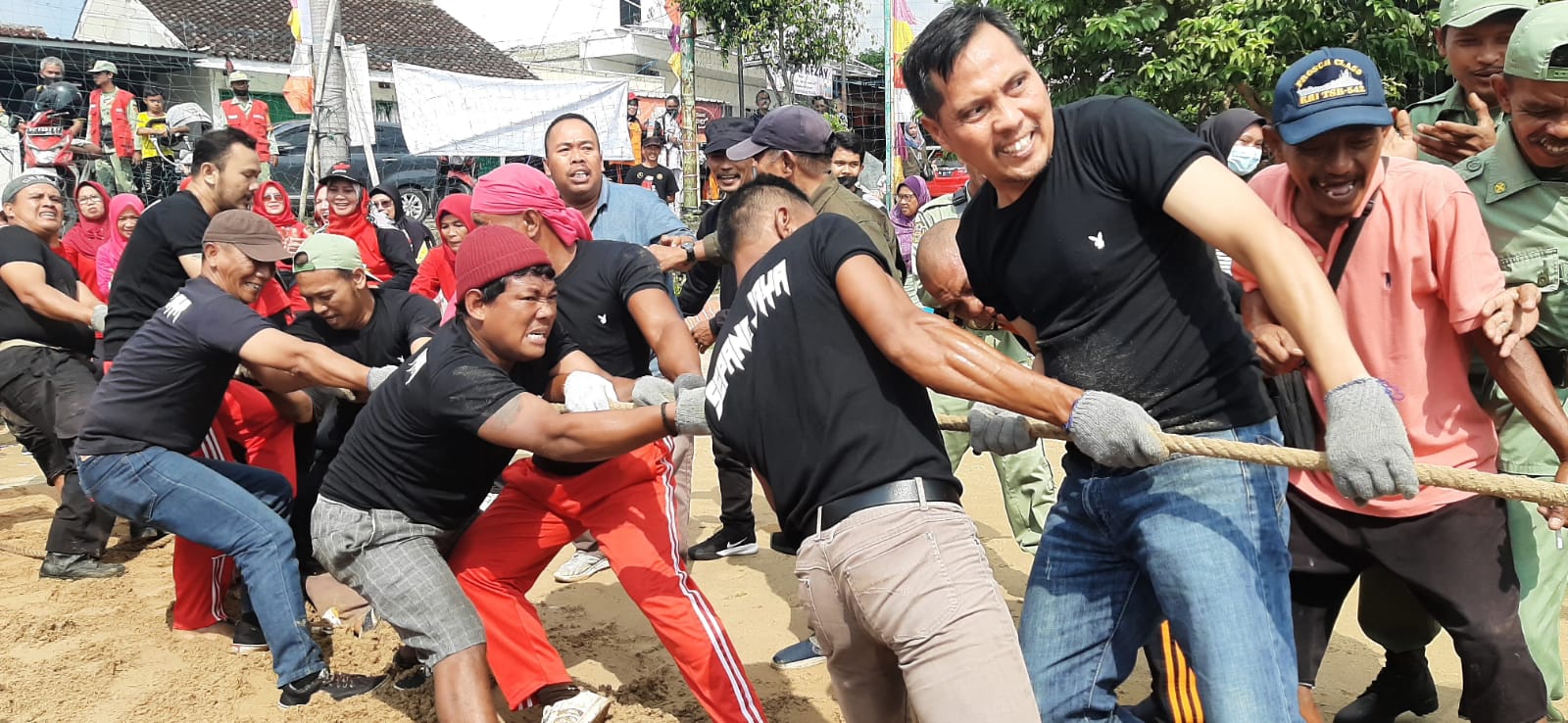 Lomba Tarik Tambang Kecamatan Labuhan Ratu Berlangsung Meriah