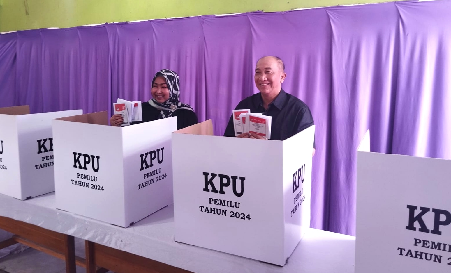 Pj. Bupati Tanggamus Mencoblos di TPS 23 Kuripan Kota Agung, Lanjut Monitor TPS