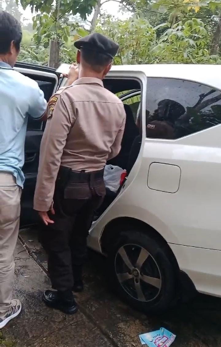 Kehabisan Bahan Bakar, Dua Pria Tinggalkan Mobilnya Dalam Kondisi Mabuk