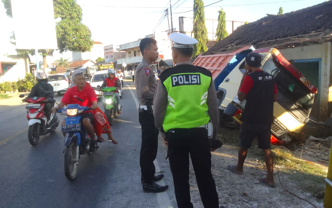 Gara-gara Dering HP, Truk Pengangkut Semen Kecelakaan di Jalinbar