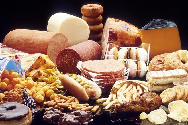 4 Jenis Makanan yang Harus Dibatasi Wanita Berperut Buncit