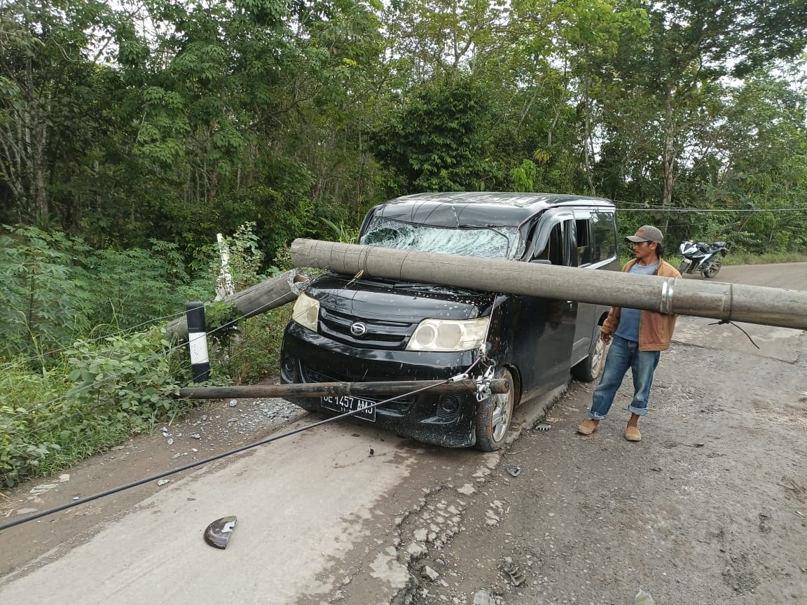 Minibus Ringsek Tertimpa Tiang Listrik, Begini Nasib Pengemudi