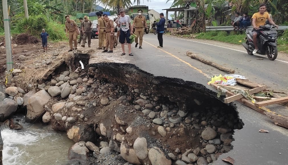 Bahaya! Badan Jalan di Pesisir Utara Sudah Menggantung
