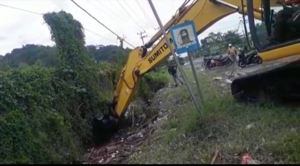 Gorong-gorong Mampet Salah satu Penyebab Banjir, Perusahaan Ini Berikan Eksavator ke Kecamatan Katibung