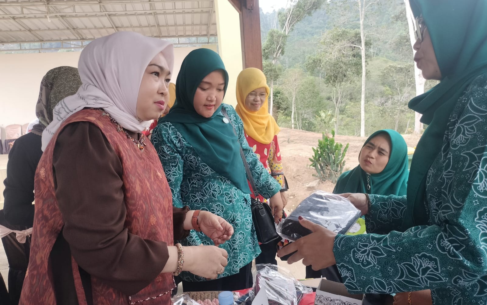Dukung Pengembangan UP2K, Ketua TP PKK Tanggamus Lampung Kunjungan ke Kecamatan Ulu Belu