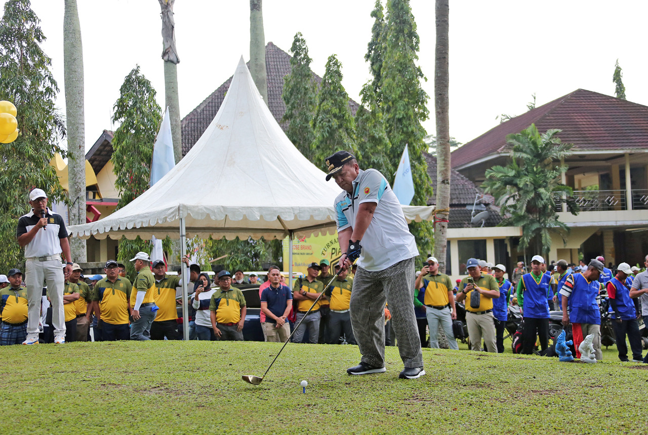 Arinal Djunaidi Buka Turnamen Golf Piala Gubernur 2022 Dengan Melakukan Tee Shot di Lapangan Golf Sukarame