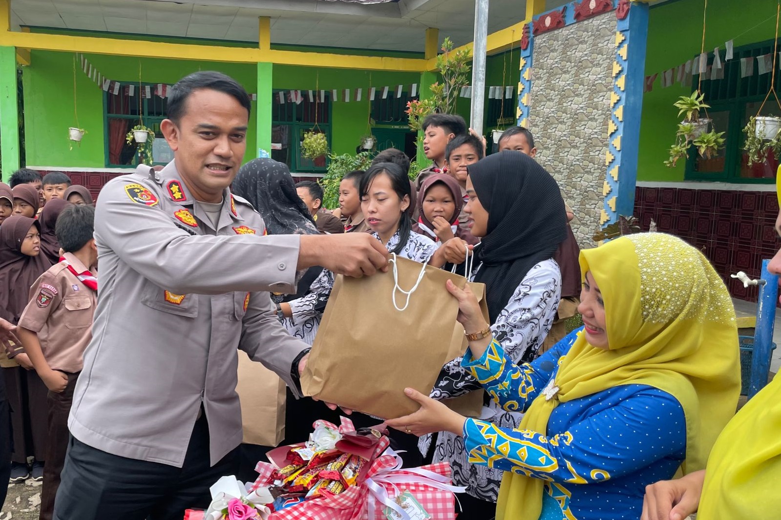 Kapolres Way Kanan Beri Kejutan Kepada Dewan Guru di SDN 1 Kampung Negeri Baru