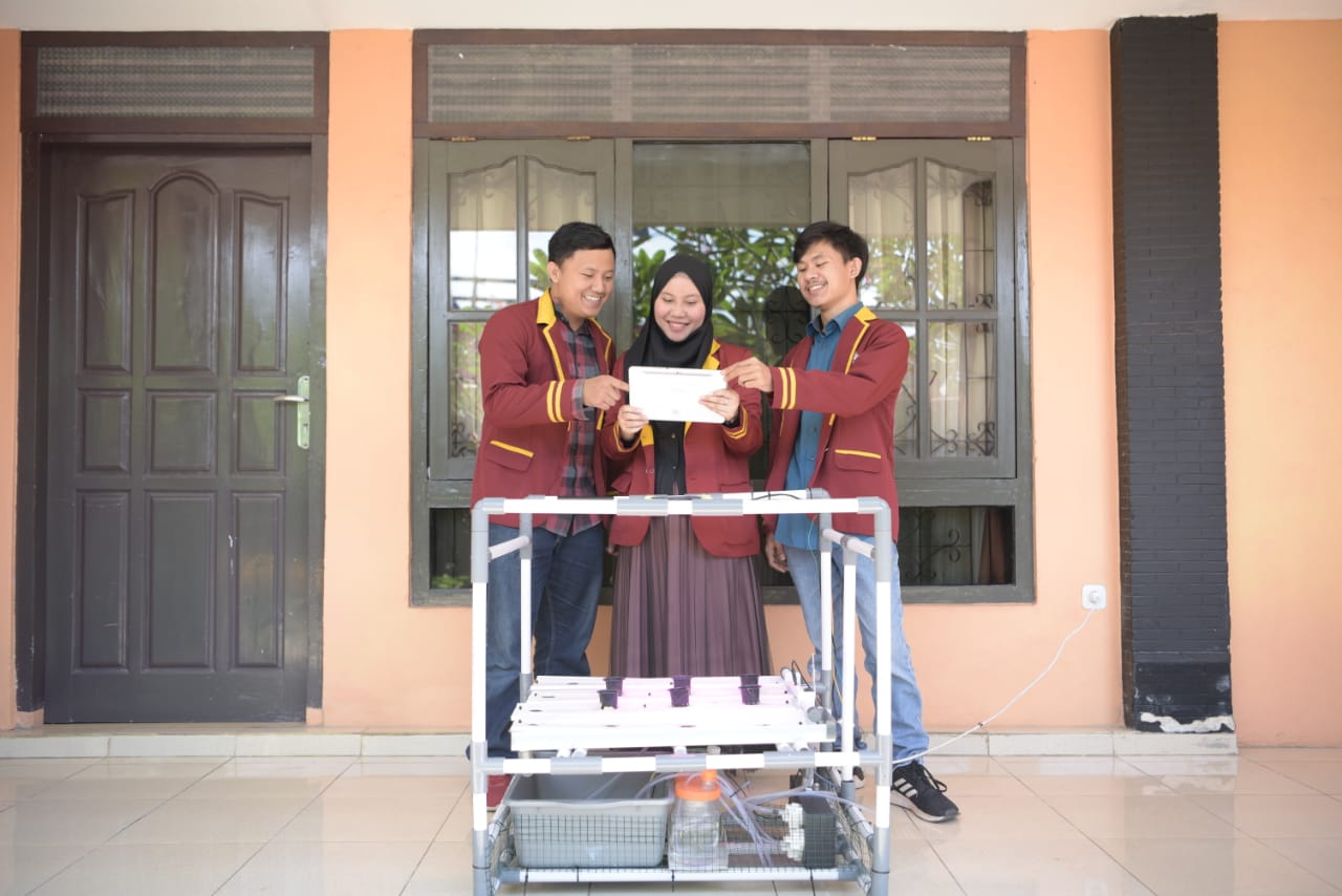 Mahasiswa UTI Juara Nasional Internet Of Things Electrical Engineering Festival 2022