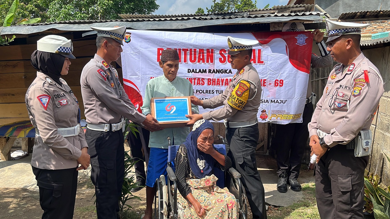 Door to Door Datangi Rumah Warga, Polisi Tulang Bawang Berikan Uang Tunai, Ternyata Dalam Rangka Ini..