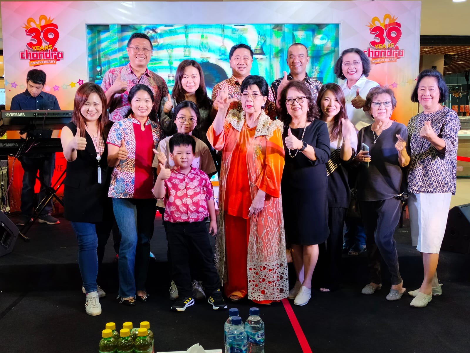 Titiek Puspa Hibur Pengunjung dengan 4 Lagu di Anniversary ke 39 Chandra Super Store