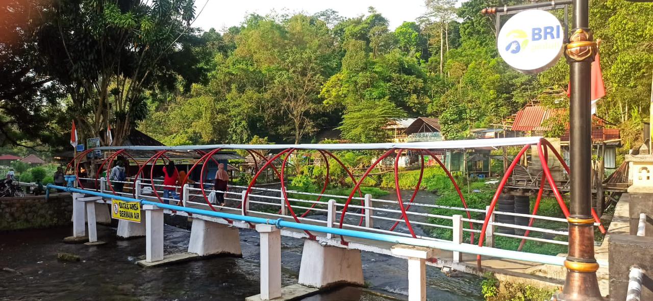 Peduli Linkungan dan UMKM, BRI Peduli Bersihkan Tepi Kali Senjoyo untuk Masyarakat