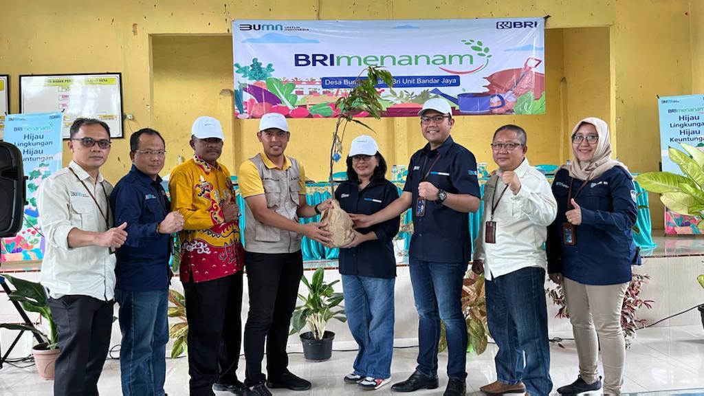 Inisiasi BRI Menanam, Salurkan Bibit Tanaman Produktif kepada Lahan Desa Brilian dan Nasabah KUR