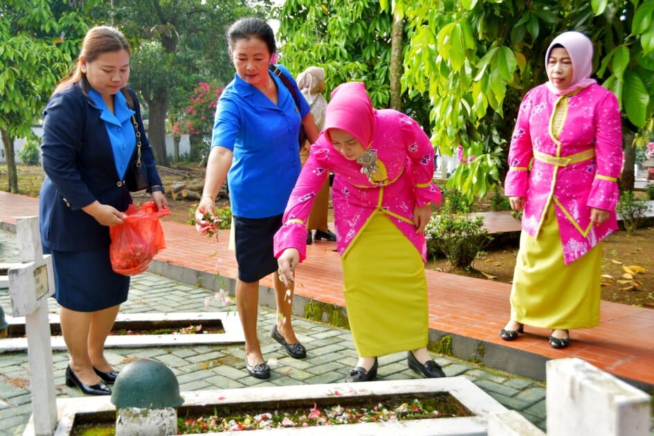 Peringati Hari Kartini, TP PKK Kota Metro Tabur Bunga ke Makam Pahlawan