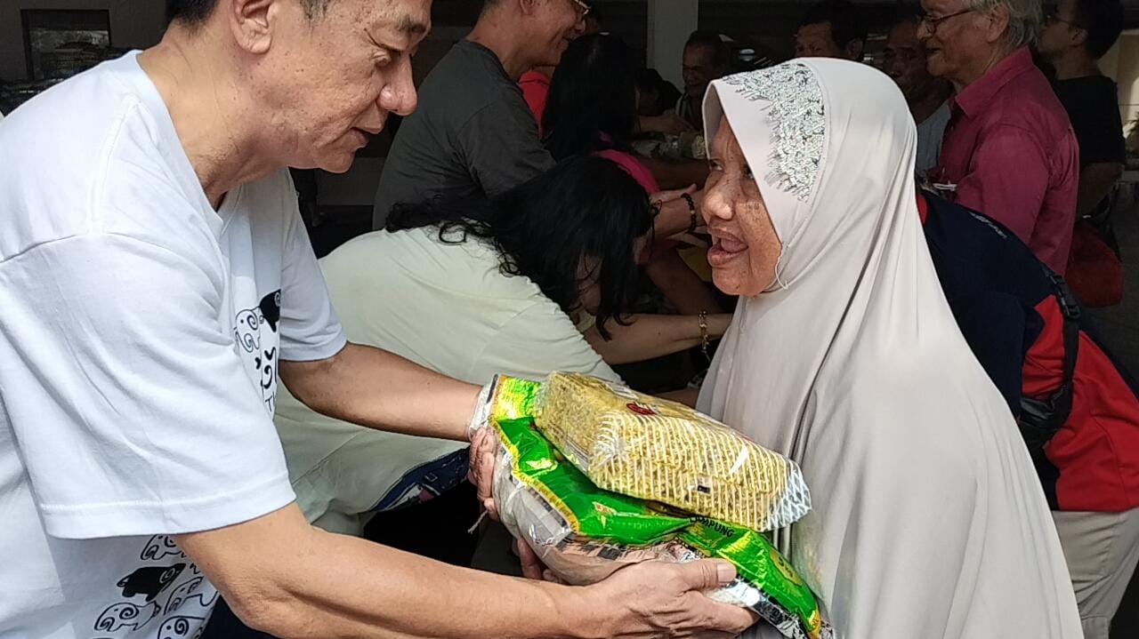 Memaknai Bulan 7 Lunar, Vihara Cit Seng Bio Doakan Arwah Leluhur hingga Bagikan Beras dan Mie Instan