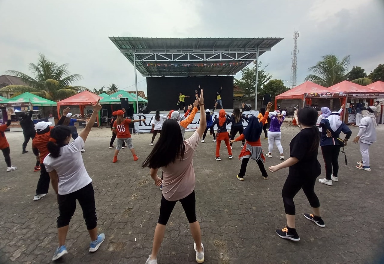 Luar Biasa, Kemeriahan Zumba Tersaji di Acara Nobar Piala Dunia dan Fun Food Festival Radar Lampung