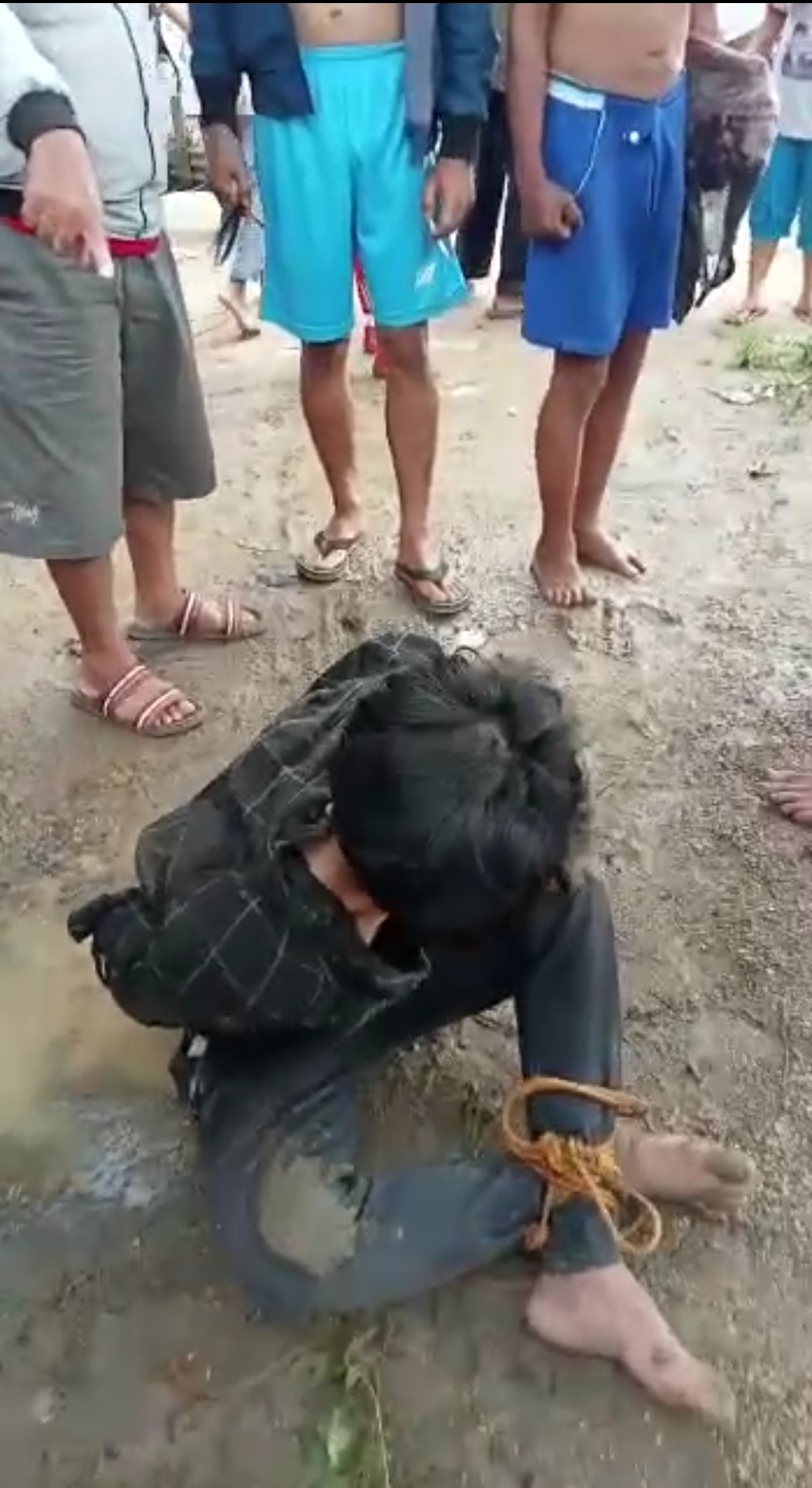 Kepergok Curi Motor, Pria Ini Diamuk Massa