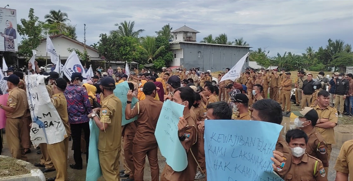 Perangkat Pekon Tuntut Siltap, Ini Kata Plt. Sekretaris Kabupaten Pesisir Barat