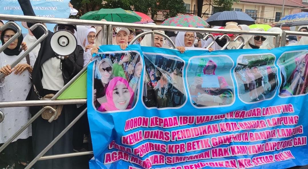 Pensiunan Guru Geruduk Pemkot Bandar Lampung Tuntut Dana Pensiun Dicairkan