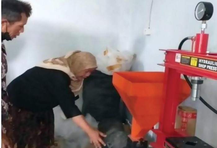 Teknologi Kompor Pellet Biomassa untuk Pelaku UKM Minyak Sereh Wangi