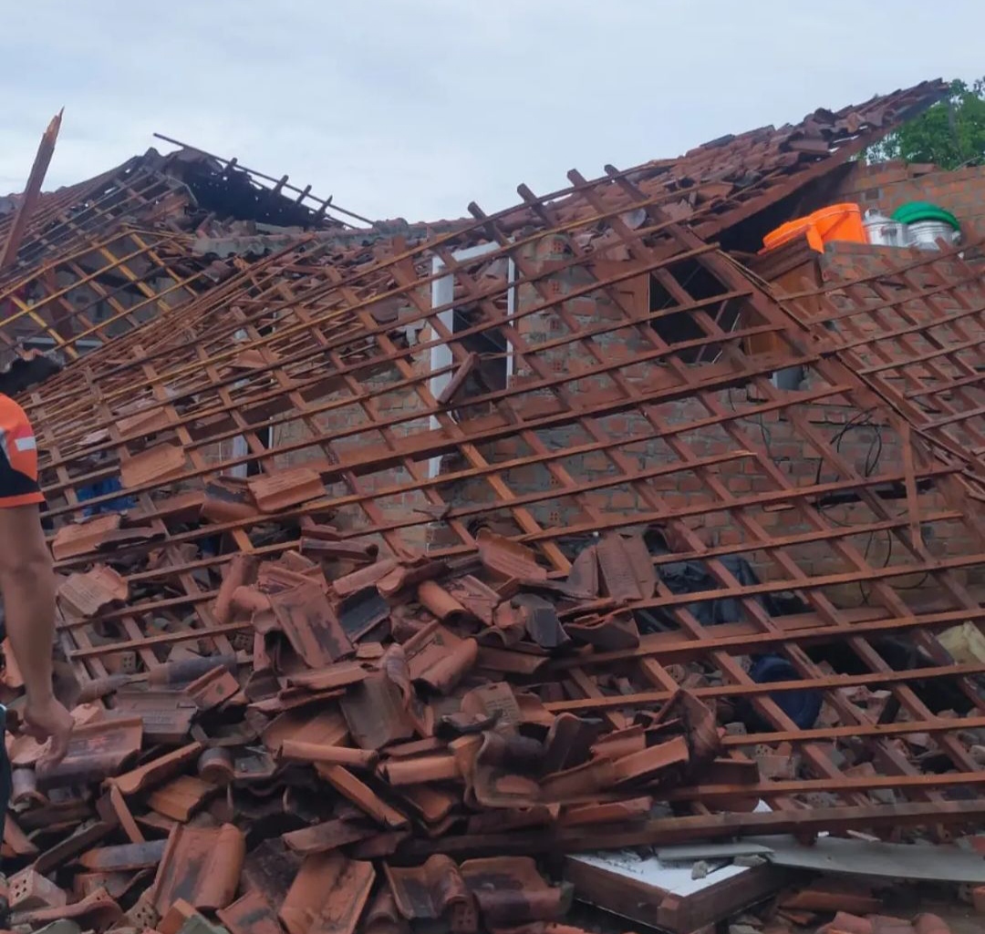 Hujan Deras Dini Hari, Satu Rumah di Tulang Bawang Tersambar Petir