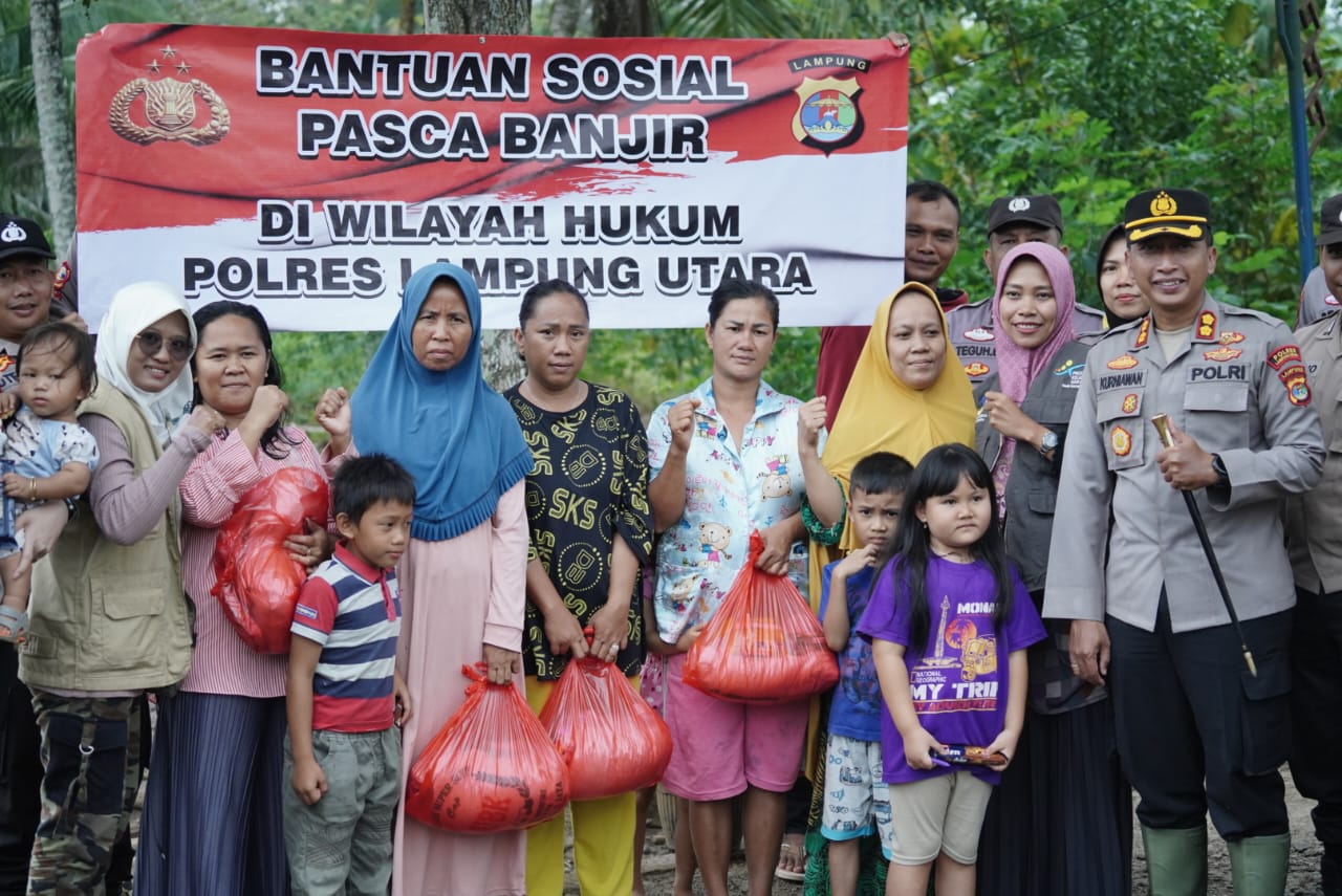 Pasca Bencana Banjir, Polres Lampura Bagian Ratusan Paket Sembako