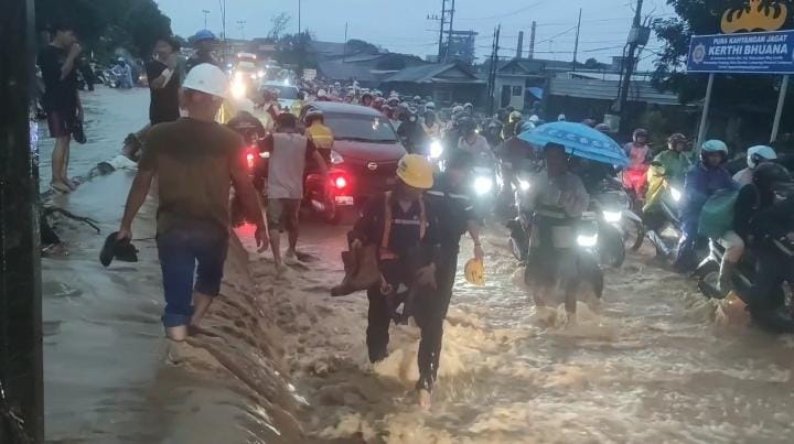 BPBD Bandar Lampung Evakuasi Warga Terdampak Banjir di Teluk Betung