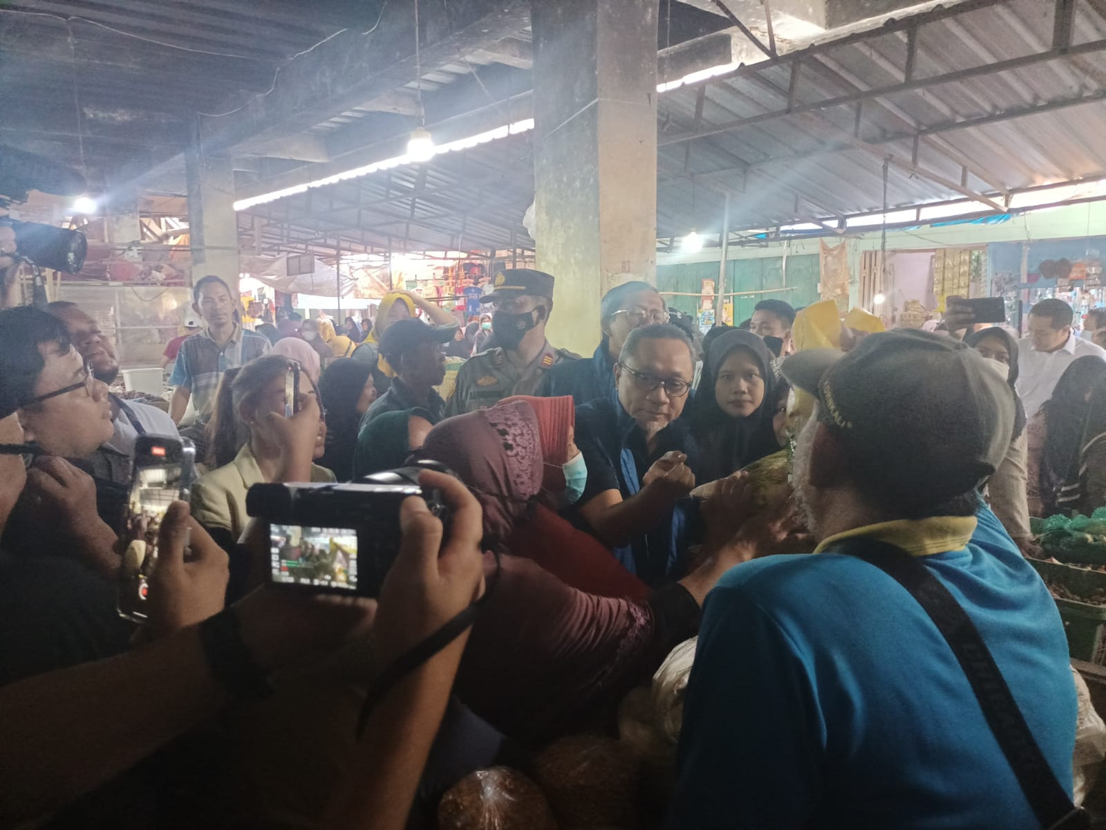 Hadapi Tahun Baru, Mendag Zulhas Cek Harga Bahan Pokok di Pasar Natar Lampung