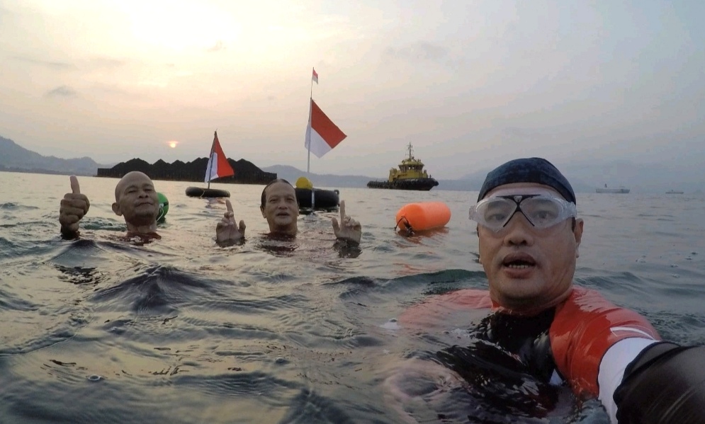 Target Rekor MURI, Berenang Merdeka Bakal Tarik Bendera Merah Putih Raksasa Dari Gunung Kunyit ke Mutun