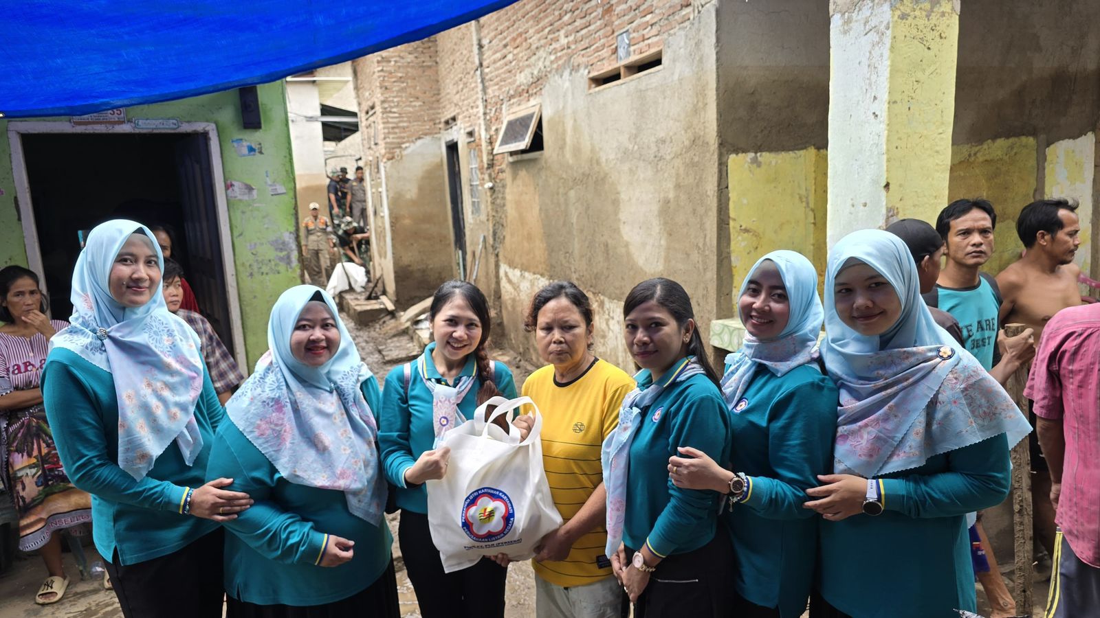 PIKK PLN UID Lampung Salurkan Bantuan Sembako untuk Korban Banjir di Lampung