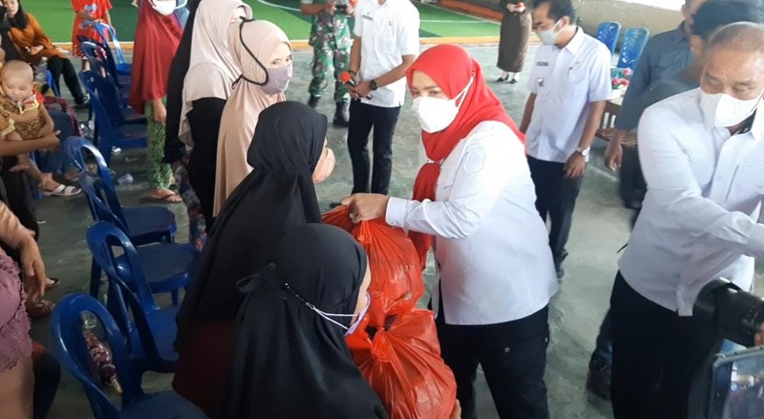 Bagikan Sembako, Eva Dwiana Minta Masyarakat Seputar TPA Bakung Bersabar
