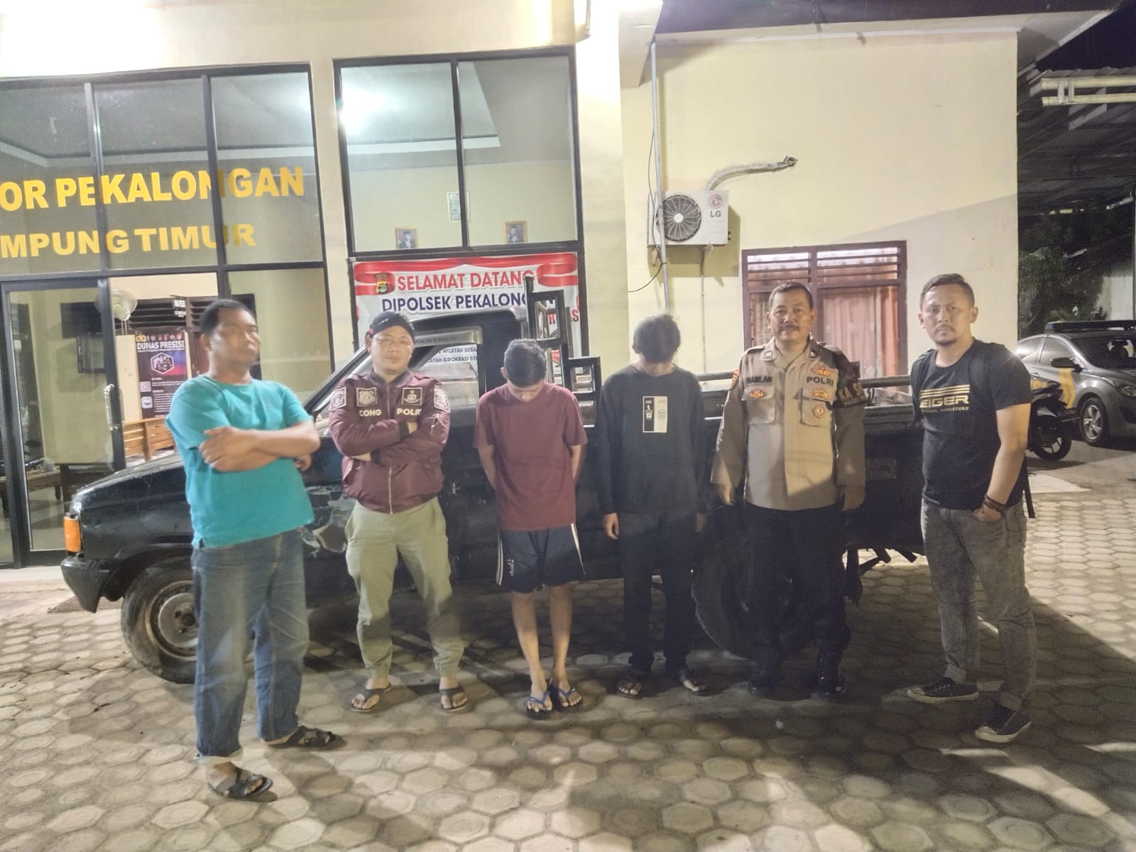 Cabut Papan Reklame Berikut Tiangnya, Lalu Bawa Kabur Pakai Mobil Pick Up