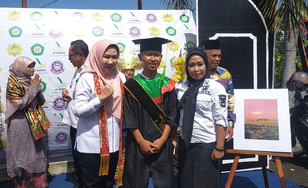 Hadiri Wisuda Tahfidz dan Kelulusan SDIT-SMPIT Teladan, Bupati Tanggamus Titipkan Ini